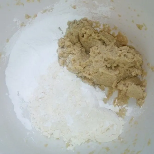 Tambahkan tepung tapioka dan tepung terigu di adonan yang telah dihaluskan. Aduk hingga merata.