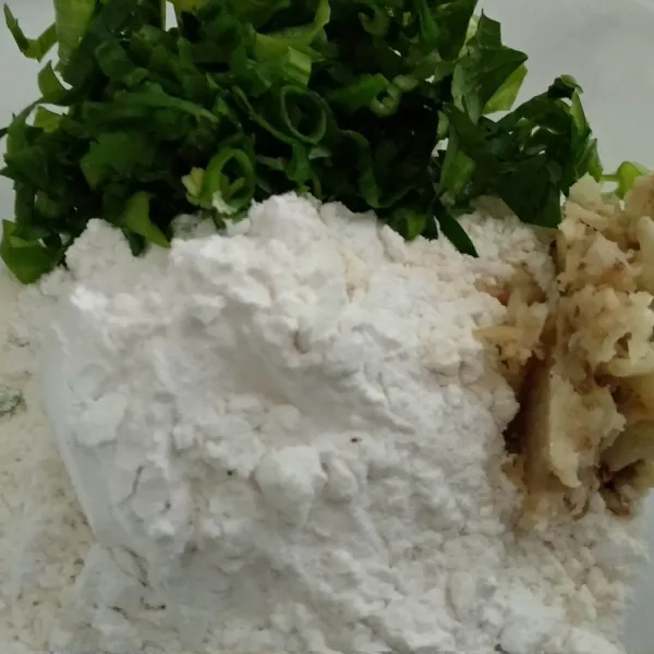 Campur tepung terigu, maizena, kanji, daun bawang, dan kunyit bubuk. Aduk rata.