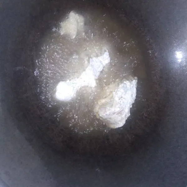 Goreng dengan minyak yang panas dan api kecil sampai kuning kecoklatan, angkat sajikan.