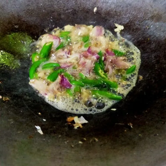 Goreng semua bumbu sampai wangi.