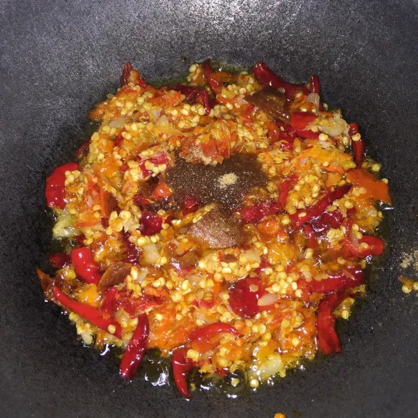 Tambahkan garam, gula & kaldu bubuk, aduk rata. Goreng hingga sambal mengeluarkan minyak.
