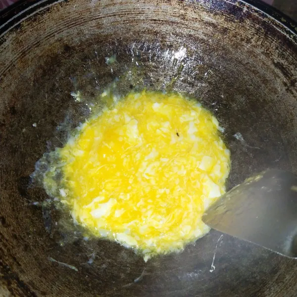 Masukkan minyak goreng, dan margarine, lalu orak arik telur hingga matang.