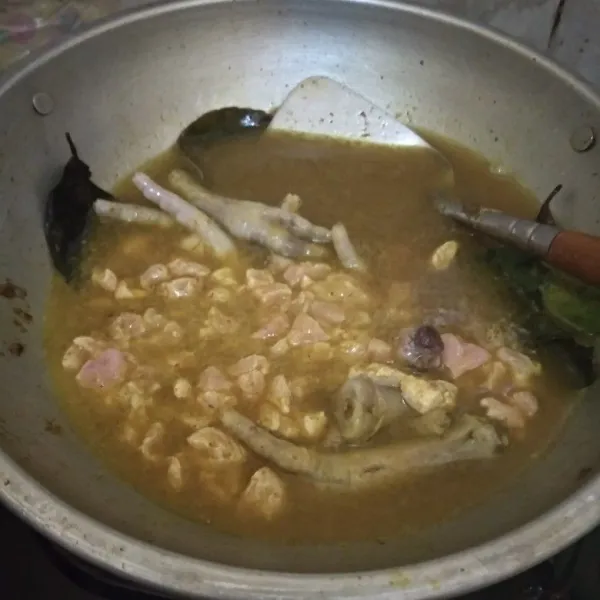 Tuang air, biarkan mendidih. lalu masukkan ceker ayam dan daging ayam. Masak hingga daging ayam berubah warna.