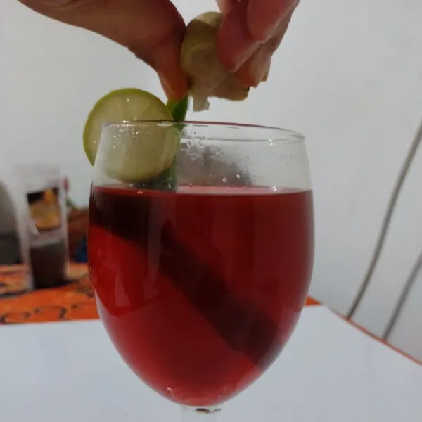 Tuang pada gelas, beri sedikit perasan jeruk nipis dan masukkan chia seed, aduk, wedang imun sudah siap dihidangkan