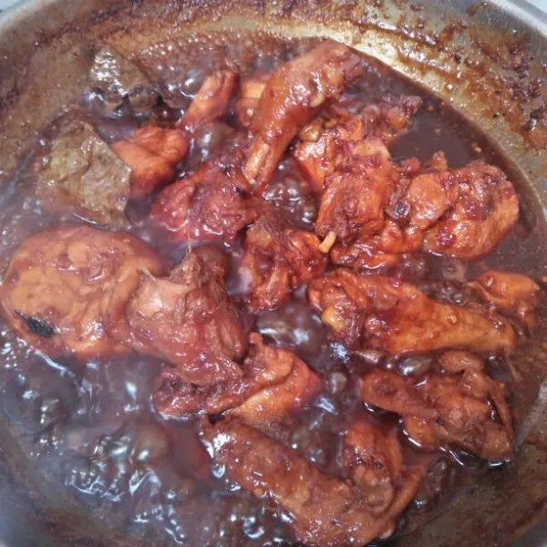 Setelah bumbu mulai meresap dan airnya mulai menyusut masukan kecap dan gula merahnya