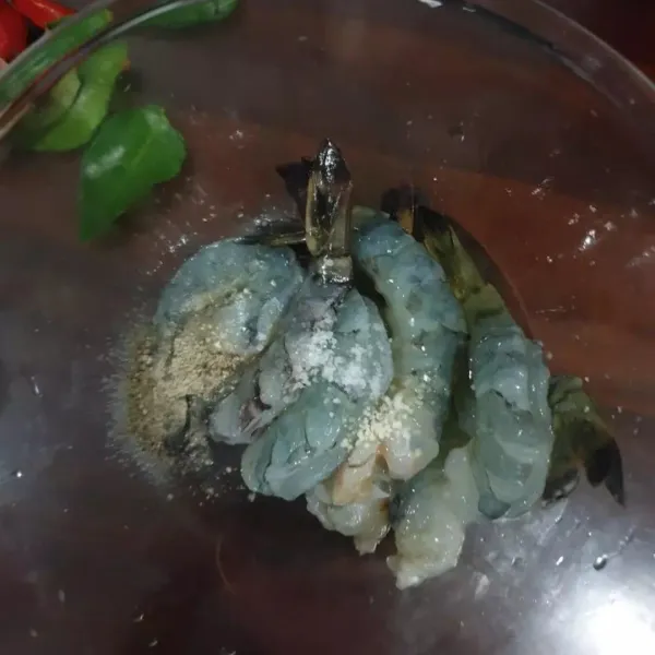 Campurkan udang dengan kaldu, garam, merica, putih telur dan tepung. Diamkan 15 menit.