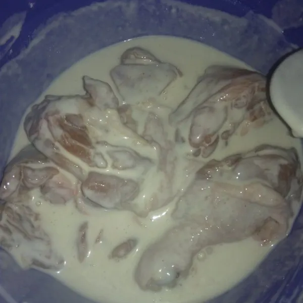 Celupkan ayam kedalam tepung basah.