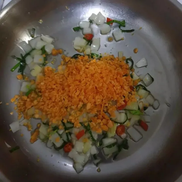 Saus telur asin: panaskan minyak, tumis bawang, irisan daun jeruk, irisan cabe , garam, gula & kuning telur asin sampai berbusa.