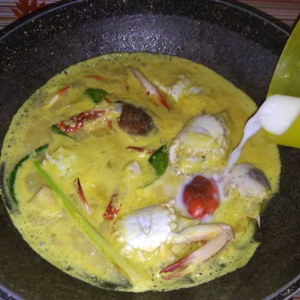 Tambahkan air asam, gula dan kaldu bubuk, aduk rata, dan terakhir tambahkan santan kental.