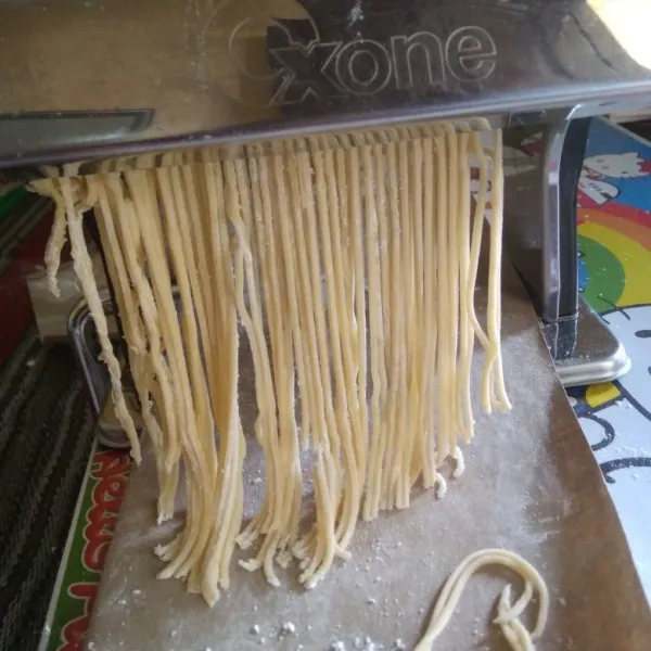masukkan kedalam pasta maker. potong panjangnya sesuai selera.