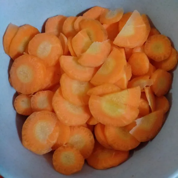 Potong wortel menjadi bulat kemudian cuci hingga bersih