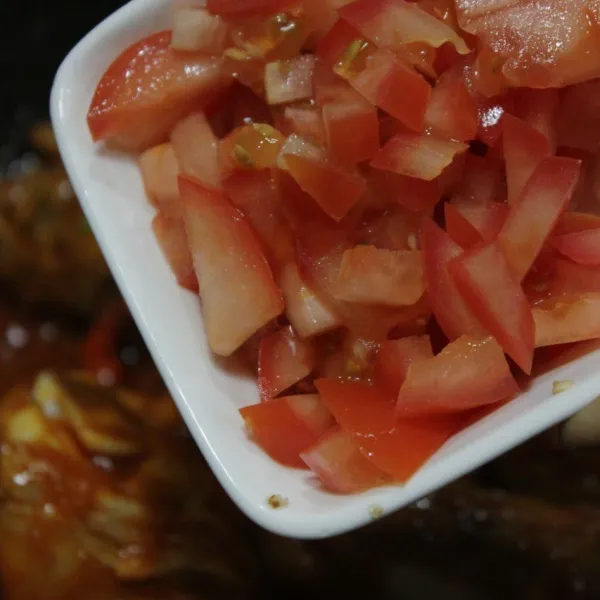 Setelah ayam matang tambahkan tomat dan aduk-aduk hingga tercampur rata.