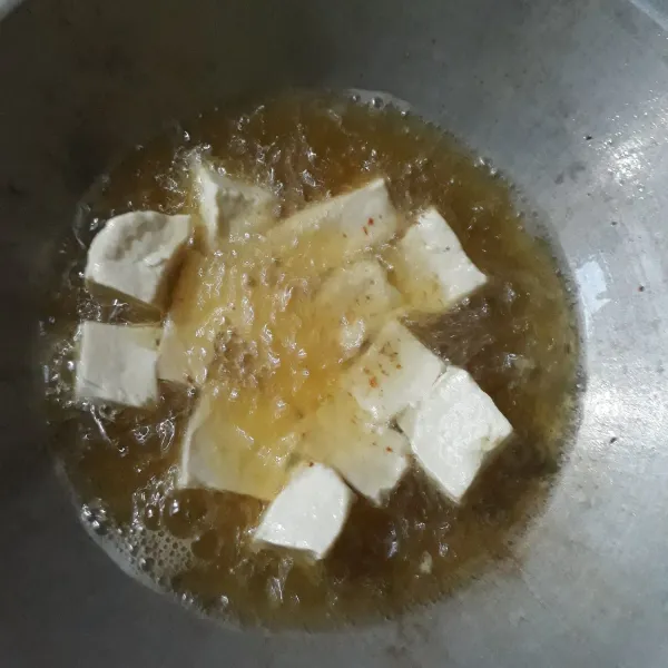 Goreng tahu dengan minyak panas usahakan terendam semua, goreng hingga kering luarnya, siap dihidangkan.