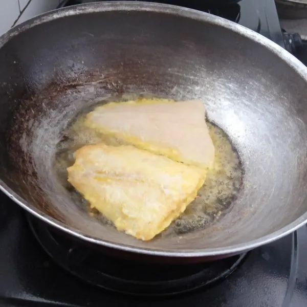 Ambil 2 butir telur, kocok lepas,l alu lumuri fillet dengan telur, kemudian goreng hingga matang. Angkat, tiriskan.