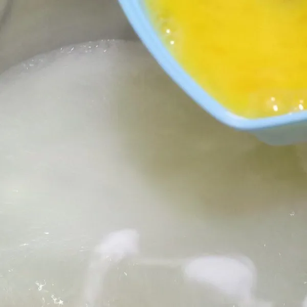Tambahkan telur, aduk cepat. Angkat lalu sajikan dengan taburan oregano.
