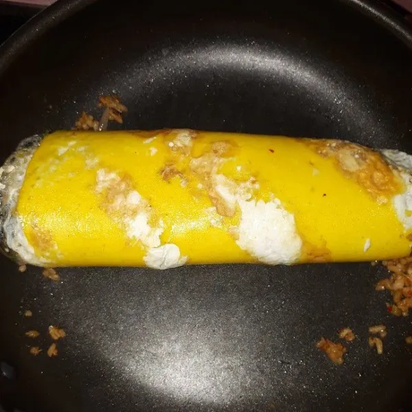 Masukkan nasi goreng tadi ke dalam telur kemudian digulung. Fat egg roll siap dihidangkan😁.