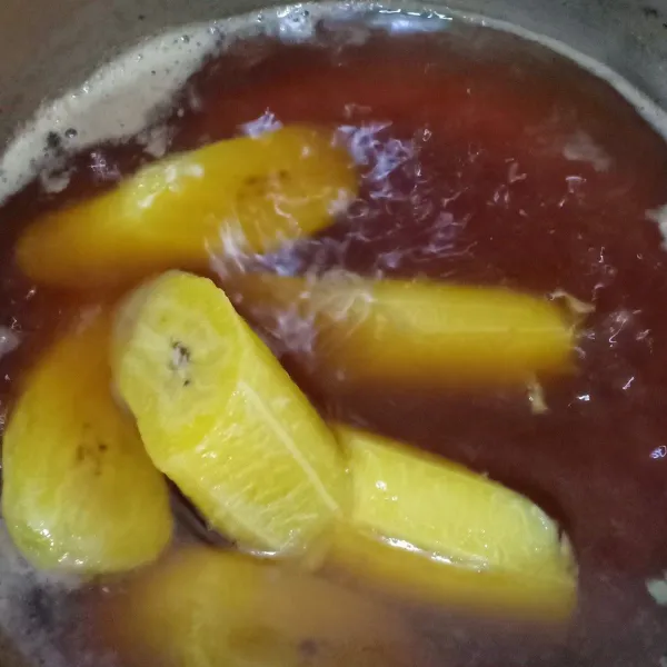 Setelah gula merah larut,masukkan pisang dan garam,masak kembali sampai pisang empuk