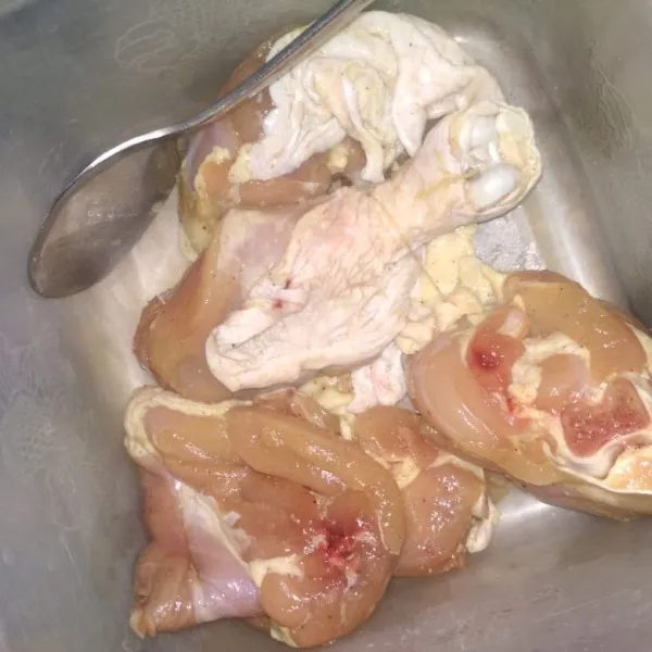 Marinase ayam selama 30 sampai satu jam dengan bawang putih cincang, merica bubuk, kecap asin,gula, garam.