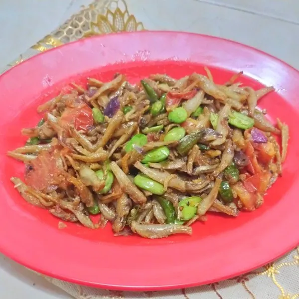 Oseng teri pete siap disajikan.
