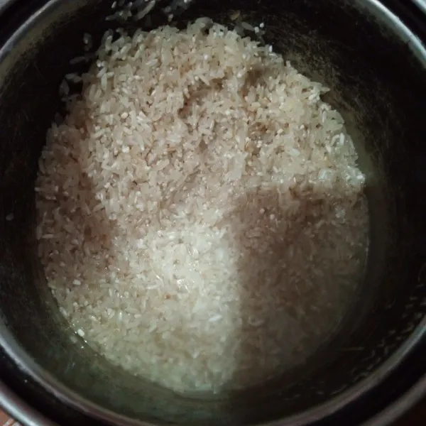 Cuci bersih beras, buang kotorannya sampai bersih.