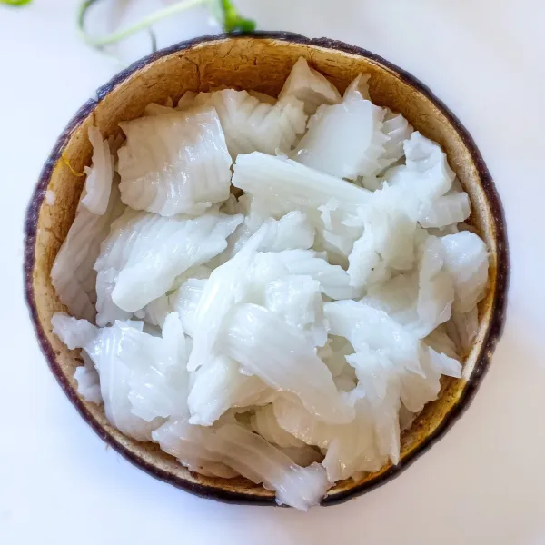 Kelapa muda KW siap untuk digunakan sebagai campuran minuman. Rasanya mirip banget.