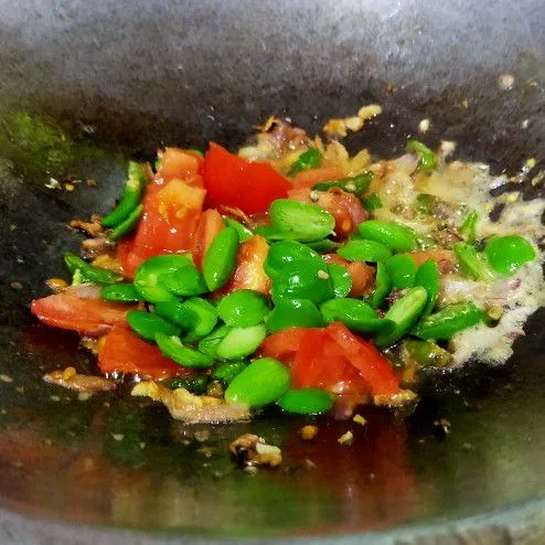 Masukkan pete dan tomat, masak sampai pete dan tomat layu, tambahkan penyedap rasa.