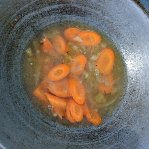 Tambahkan air. Kemudian masukkan wortel. Masak sampai wortel empuk.