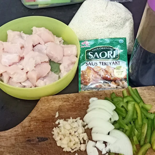 cuci bersih ayam,potong potong.potong korek api paprika.bombay potong kasar