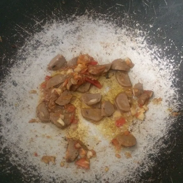 Masukan bakso lalu tumis sebentar