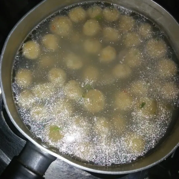 Rebus air, dan tambahkan minyak goreng agar adonan cilok tidak lengket. rebus selama 10 menit, lalu tiriskan.
