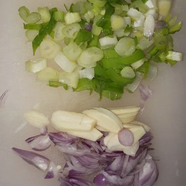 Potong tipis daun bawang, bawang merah dan bawang putih.