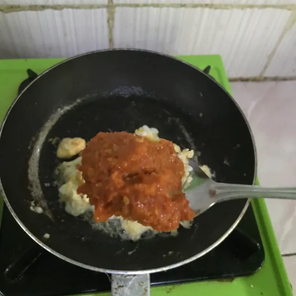 Apabila sudah wangi, masukkan sambal yang sudah matang.
