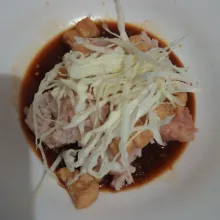 Sajikan bumbu kecap dengan irisan kupat, tahu goreng, irisan kol.