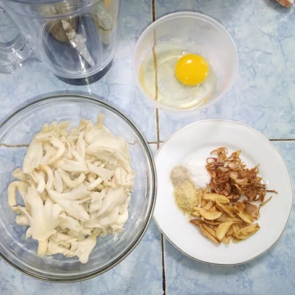Masukkan jamur tiram,  bawang merah dan bawang putih goreng, garam, kaldu bubuk, lada, dan telur lalu blender hingga halus.