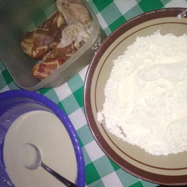 Siapkan bahan tepung kering dan basah, ayam cuci bersih.