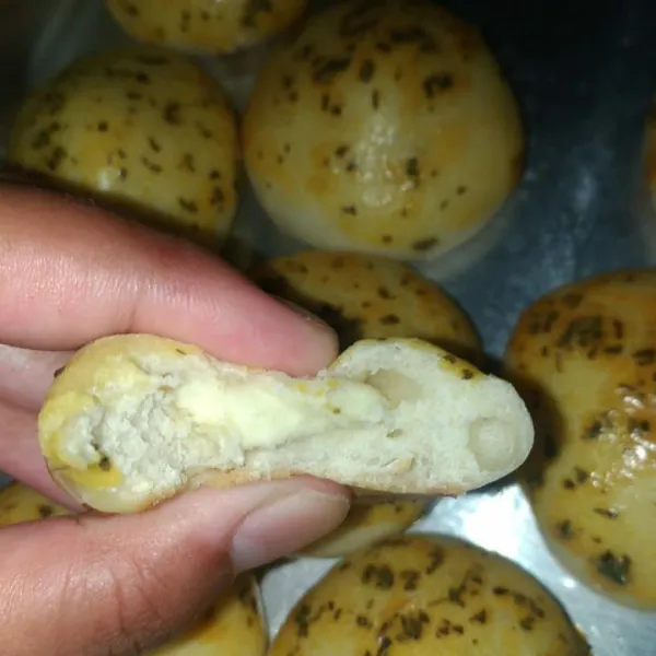 Panggang adonan roti hingga matang. Karena saya pakai oven tangkring jadi oven saya panasi 20 menit lalu masukan adonan dan oven selama 30 menit dengan api kecil. Disajikan selagi hangat paling enak.