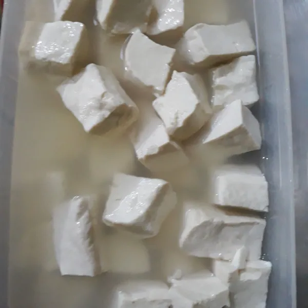 Air rebusan usahkan merendam semua tahu diamkan minimal 3 jam atau bisa juga disimpan dikulkas siap saji kapanpun.