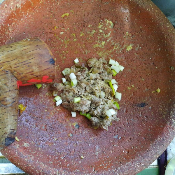 Ulek bawang merah putih, lada dan daging sapi yang telah direbus setelah halus tambahkan daun bawang