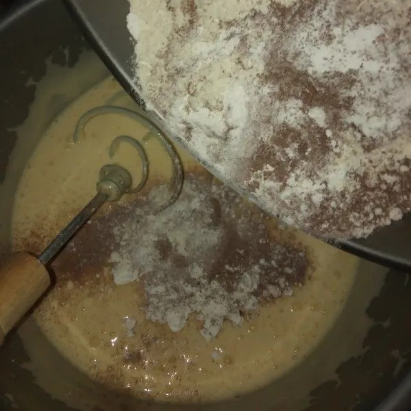 Masukkan campuran tepung terigu, aduk rata.