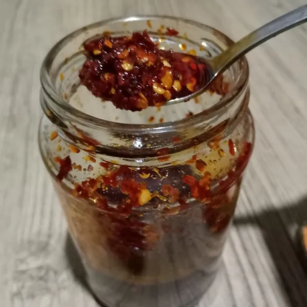 Jika chilli oil sudah dingin bisa disimpan dalam glass jar