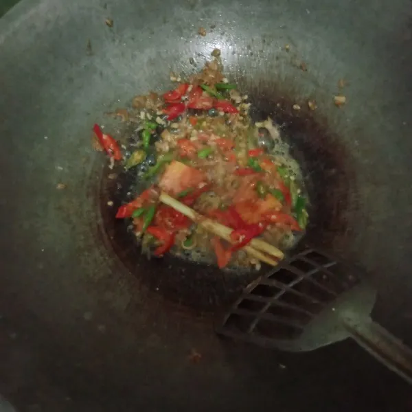 Siapkan penggorengan, panaskan minyak goreng, masukkan irisan bawang putih, bawang merah, cabe, tomat, sere dan daun salam, tumis hingga wangi.