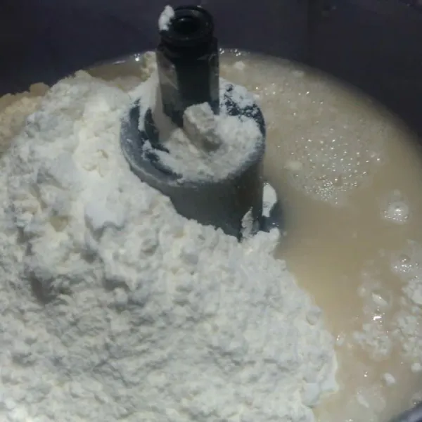 Campur rata tepung dan garam, lalu masukan ragi yang sudah diaktifkan aduk sampai tercampur rata.