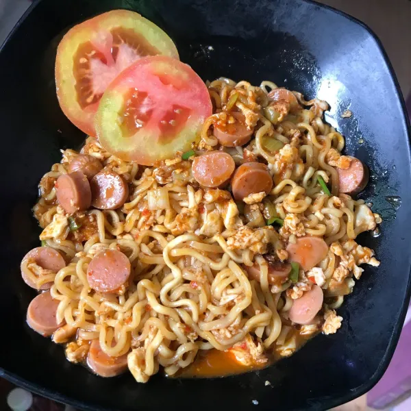 Setelah matang, tiriskan, sajikan dengan tomat.