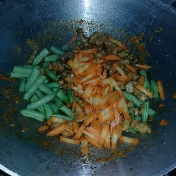 Masukan tempe, buncis dan wortel kemudian aduk rata.