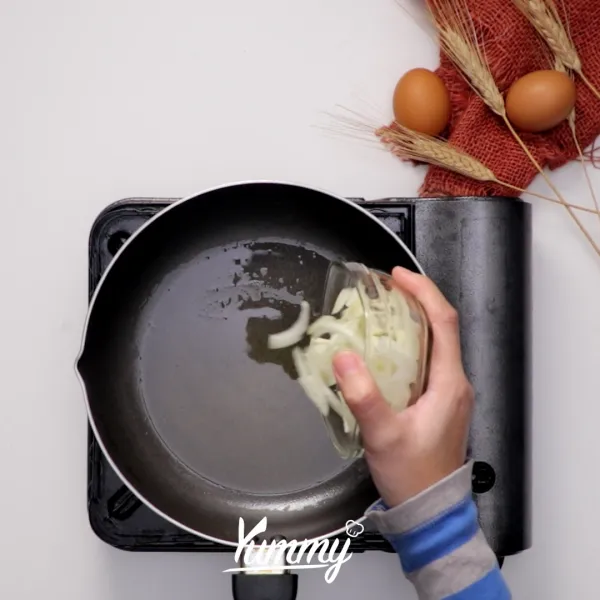 Panaskan minyak, tumis bombay, cabai merah besar, dan cabai rawit hingga harum dan ½ layu.