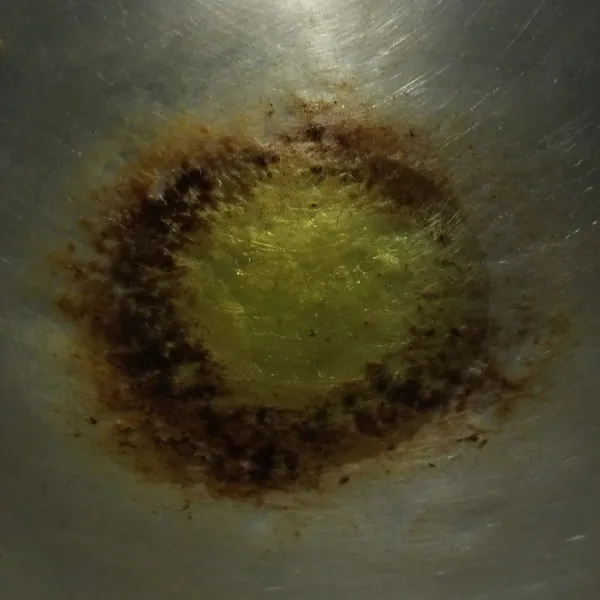 Panaskan minyak goreng, celupkan tempe dalam adonan tepung lalu goreng setengah matang karna khas mendoan tidak di goreng kering yah atau tingkat kekeringan sesuai selera masing-masing saja.
