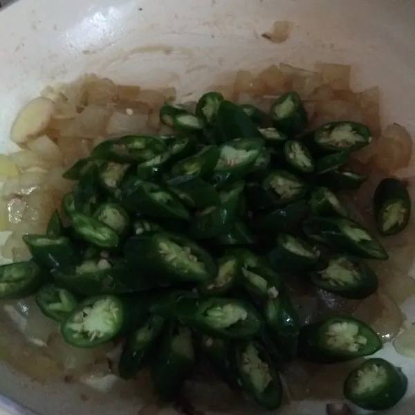 Masukkan cabe hijau, aduk rata.