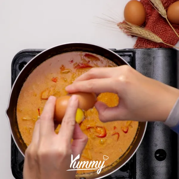 Kemudian masukkan telur satu persatu. Masak hingga telur matang.