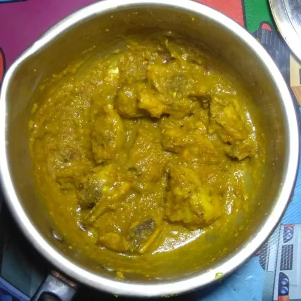Masak ayam beserta larutan bumbunya hingga air menyusut.