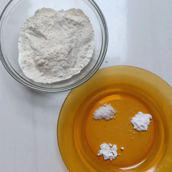 Masukan baking powder, garam serta baking soda ke dalam tepung terigu dan aduk.
